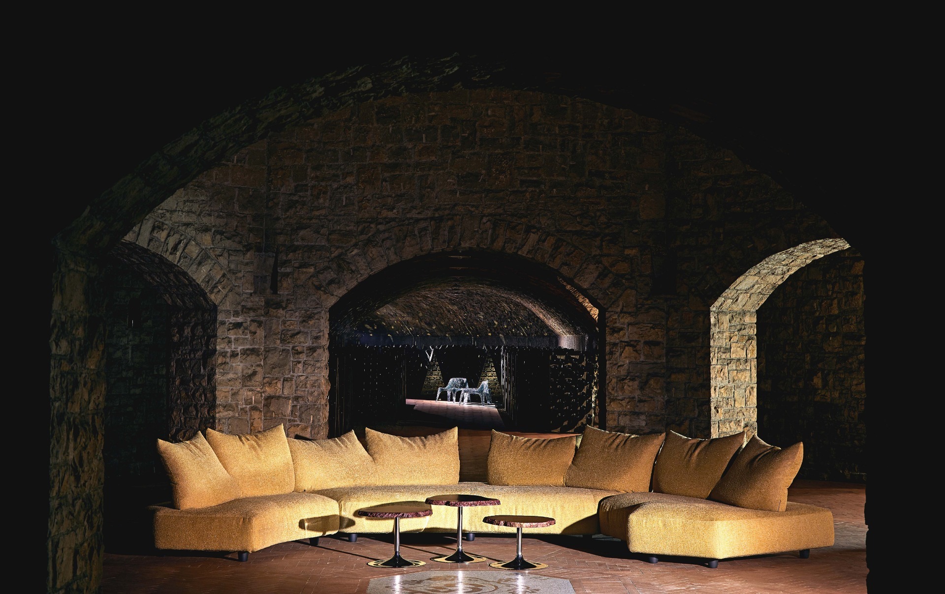 Edra ANYWHERE Sofa in historischer Architektur